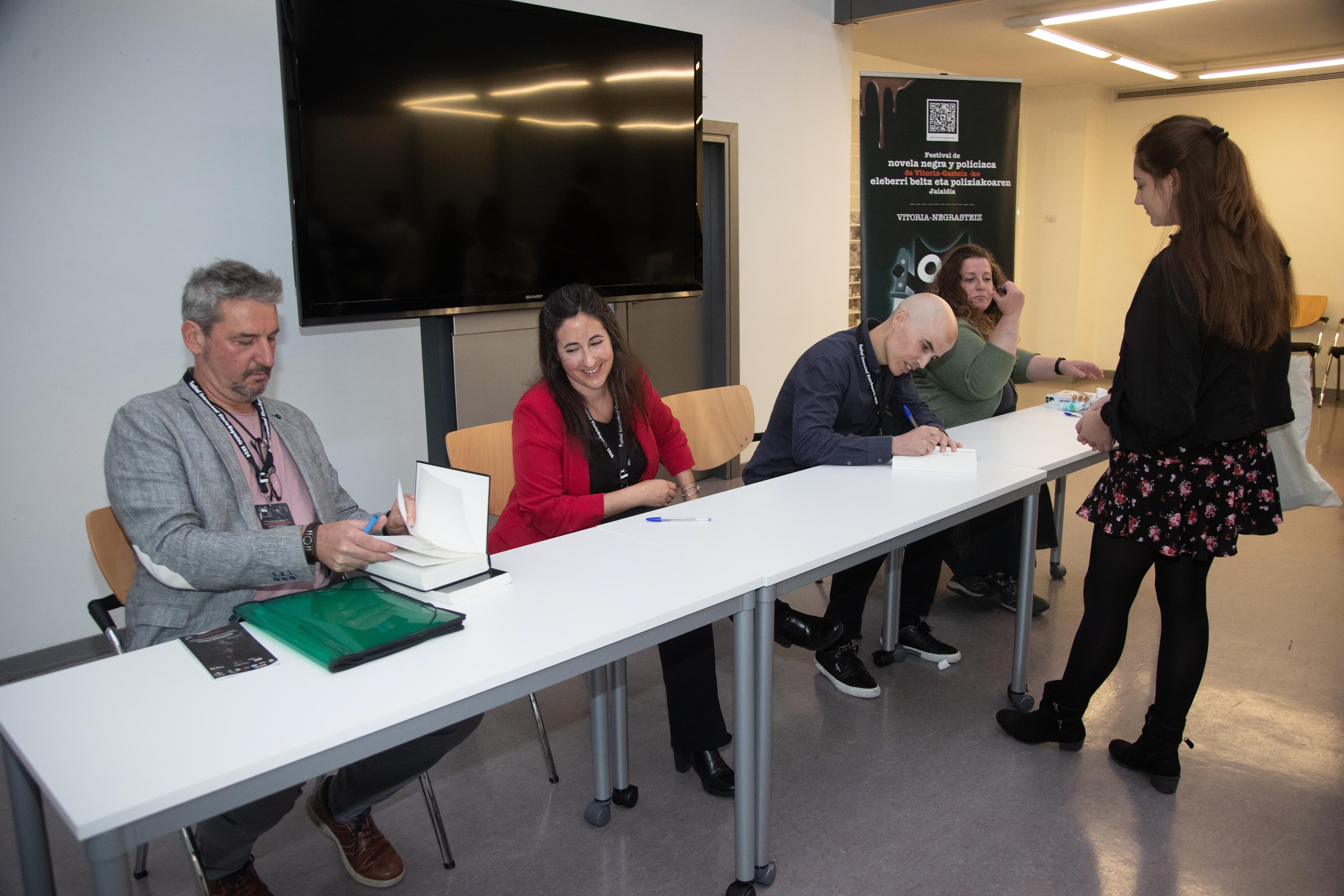 Firma de libros durante Vitoria-NeGrasteiz 2024