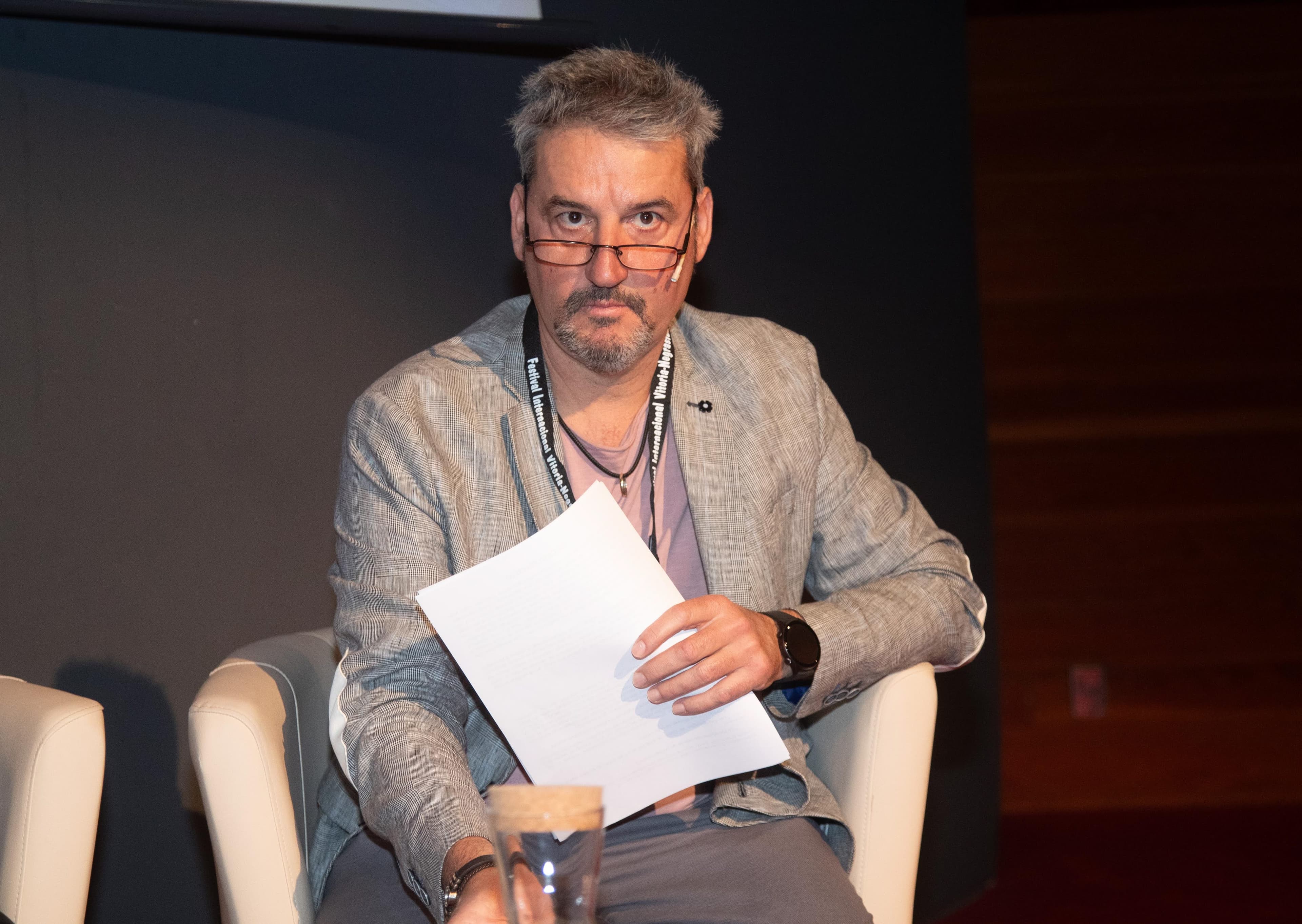Luis Ángel moderando la mesa de autores locales en 2024