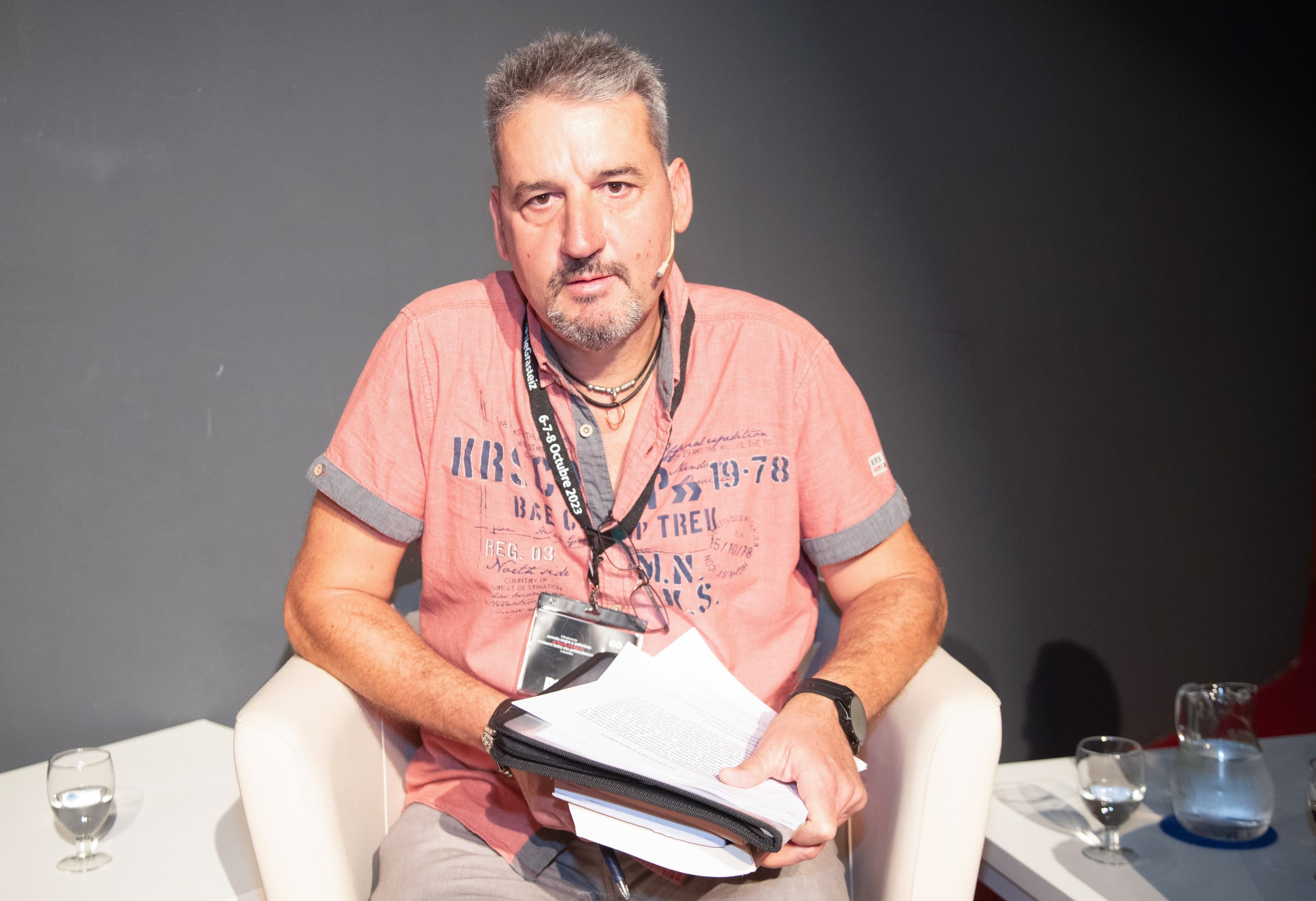 Luis Ángel moderando la mesa de autores locales